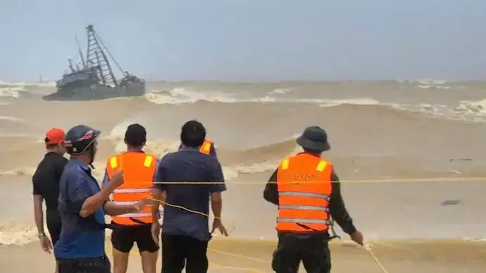 Vietnam Evacuates Thousands as Typhoon Bualoi Strikes with Deadly Winds and Floods