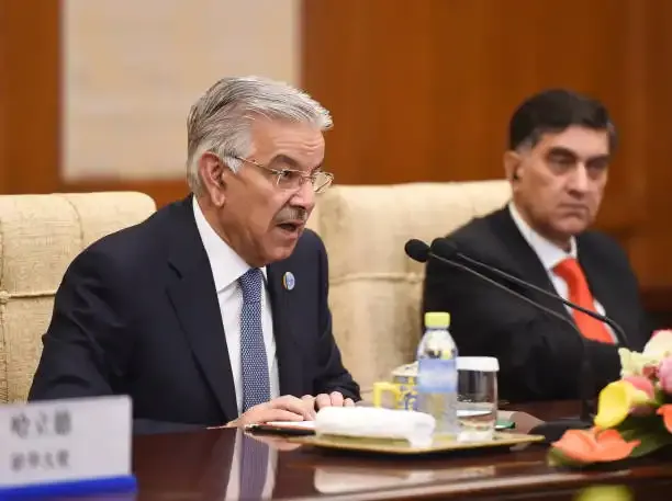 Pak Defence Minister warns India: “Will bury India under its own warplanes” — tensions rise