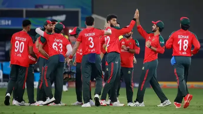 Phil Simmons Urges Bangladesh Cricketers to Avoid Social Media After Airport Attack