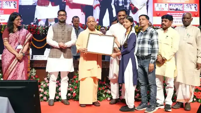 UP CM Yogi Adityanath Awards ₹297 Crore Scholarship to 10 Lakh Students | Education Empowerment Drive
