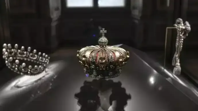 Napoleon’s Emerald Necklace Stolen in Daring Louvre Heist