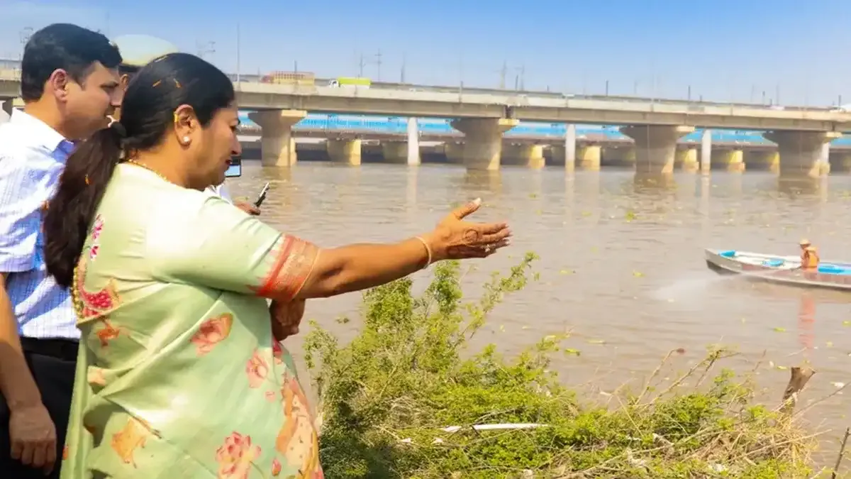 Yamuna Politics Heats Up | AAP, BJP Clash Over ‘Fake’ Froth-Free River Ahead of Chhath Puja