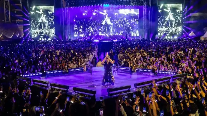 Enrique Iglesias’s Mumbai Concert Marred by Theft: 80 Phones Worth ₹24 Lakh Stolen at BKC