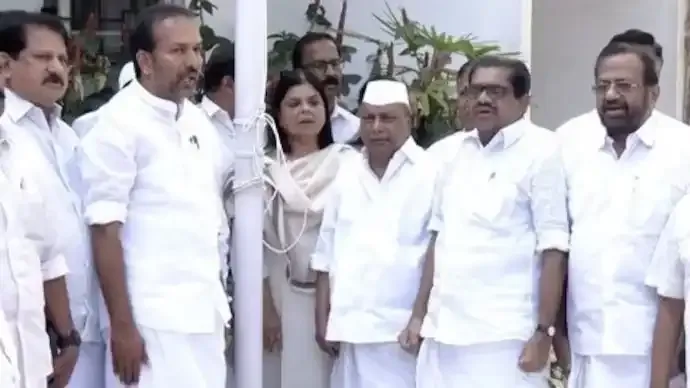 Congress Leaders Look On as National Anthem Sung Wrongly at Kerala Event