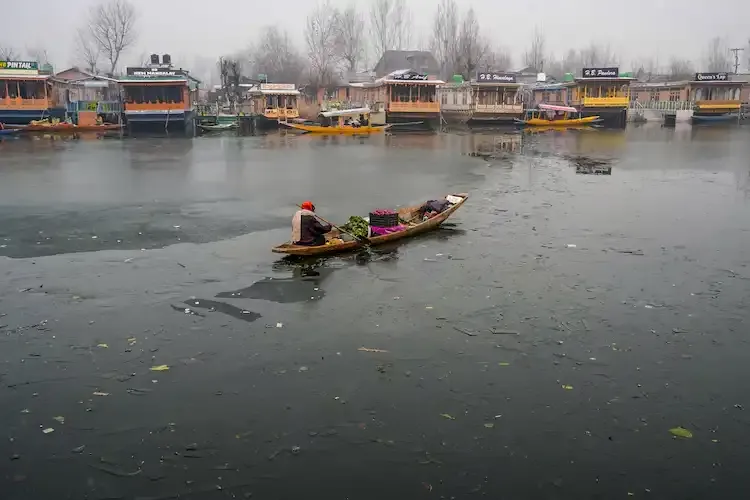 Kashmir Awaits Snowfall as Srinagar Remains Dry Ahead of New Year