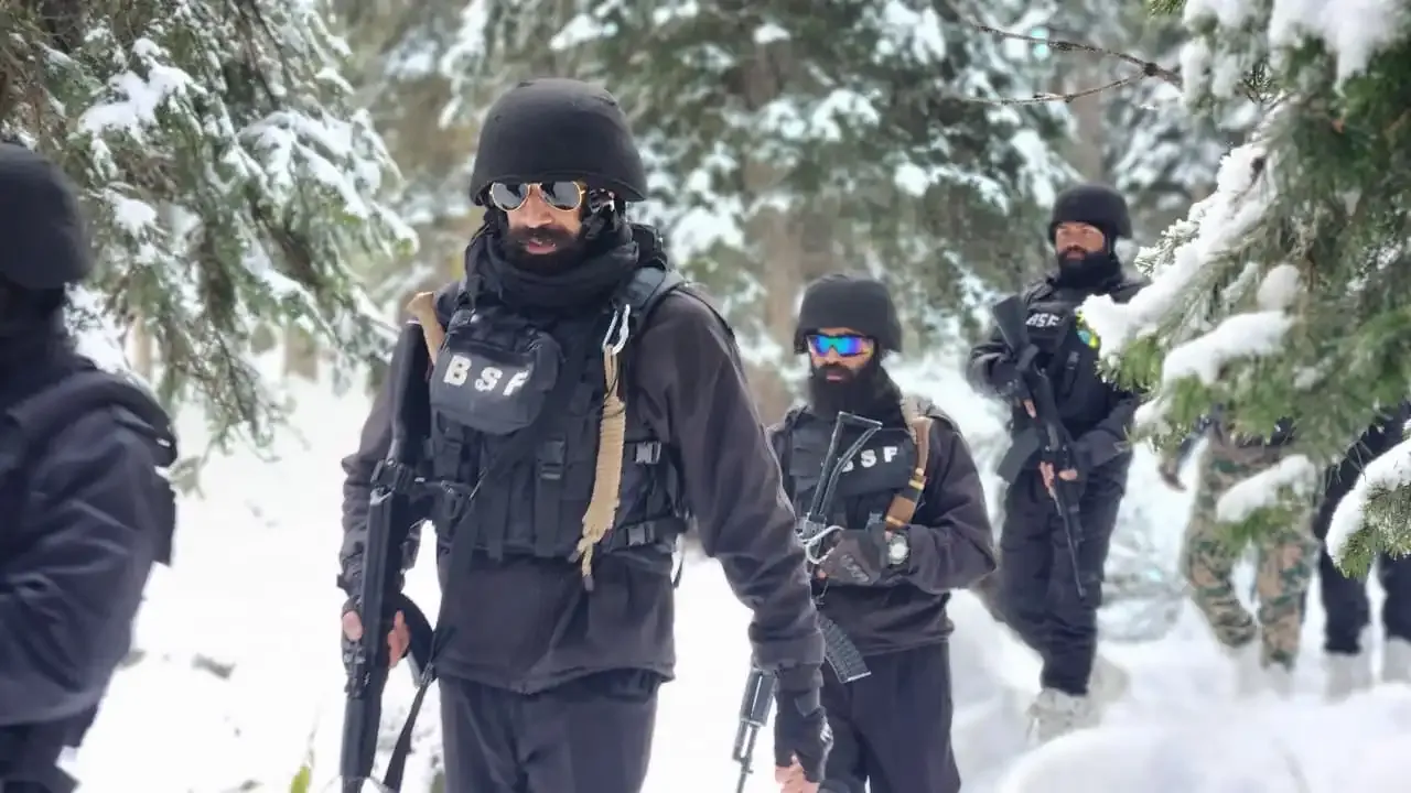 New Year 2026: BSF Jawans Brave Heavy Snow to Guard LoC in Gulmarg