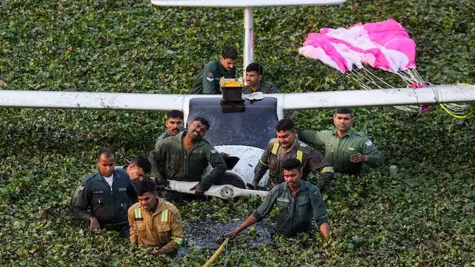 Locals Rush to Rescue IAF Pilots After Microlight Aircraft Crash-Lands in Prayagraj