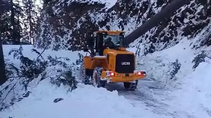 BRO Fights 6-Foot Snow for 40 Hours to Rescue 60 People in Jammu and Kashmir