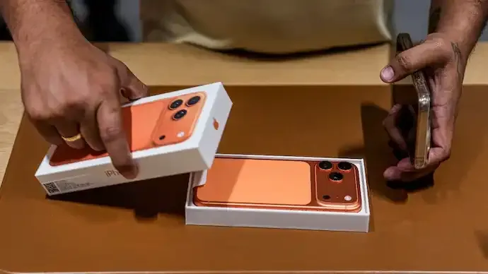 Apple Valentine’s Day Offers in India: Cashback Deals on iPhone 17 and MacBooks