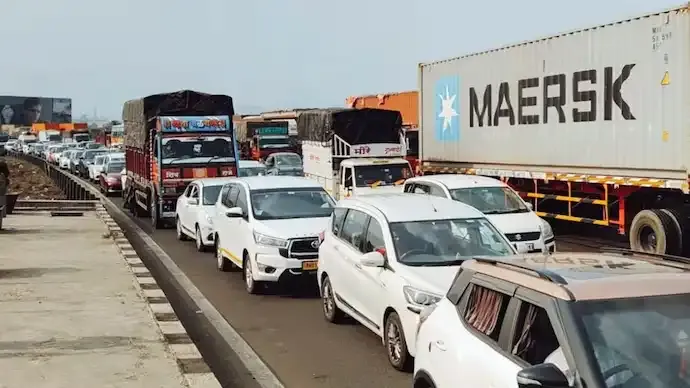 Mumbai-Pune Expressway Reopens After 32-Hour Jam, Traffic Crawls as Police Wake Sleeping Drivers
