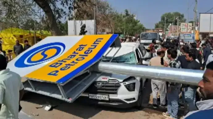 Samajwadi Party Leader Dies After High Mast Pole Falls on Car in Pratapgarh