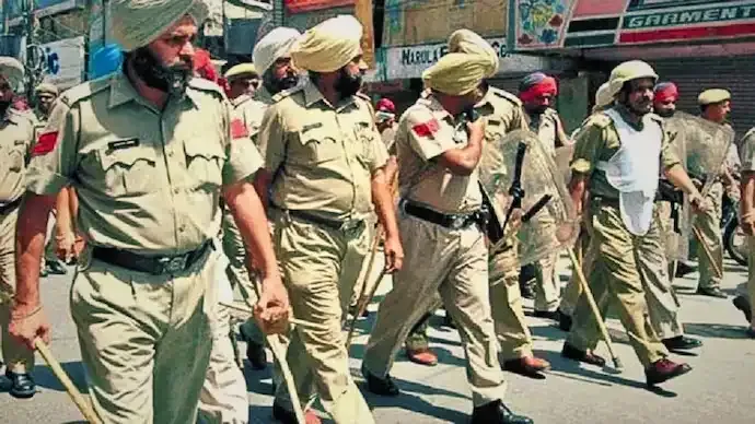 Punjab Police Order Probe into Batala Traffic Cops’ Alleged Pre-Wedding Shoot Video