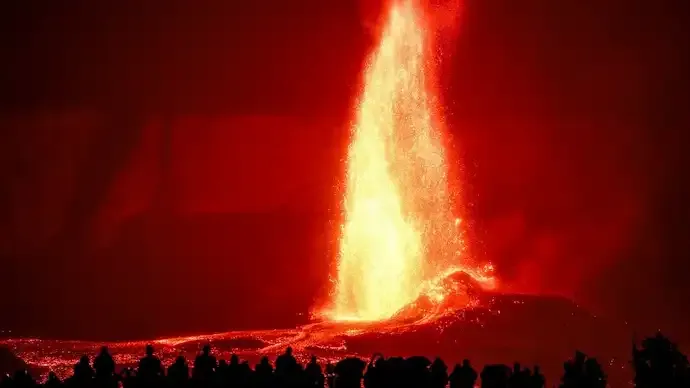 Hawaii’s Kilauea Volcano Erupts Again, Lava Fountain Shoots Over 1,000 Feet