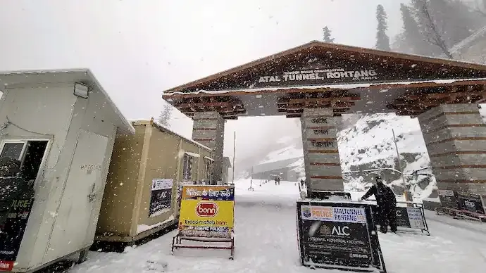 Western Disturbance Triggers Sudden Snowfall Across Western Himalayas, Travel Disrupted