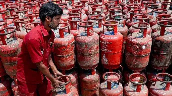 LPG Cylinder Shortage in India: Akhilesh Yadav Alleges Black Marketing as Supply Concerns Rise
