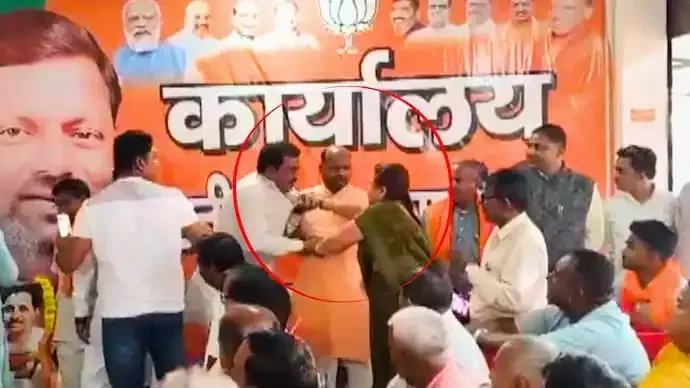 UP Woman Slaps BJP Leader at Event Over Rs 4.5 Lakh Dispute in Maharajganj