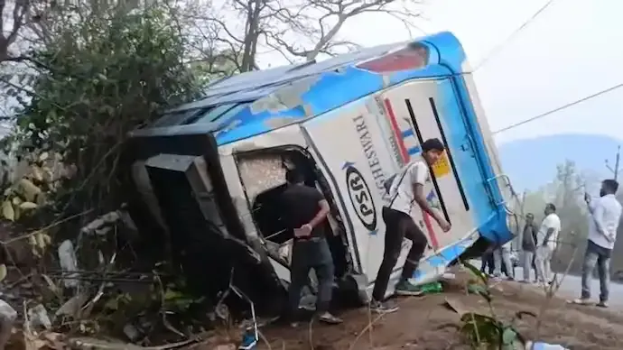 Odisha Bus Accident Nayagarh: 5 Killed as Tourist Bus Crashes Into Rock