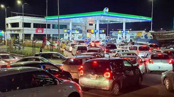 Pakistan Fuel Price Hike: Free Public Transport Announced Amid Protests Over Rising Petrol and Diesel Rates