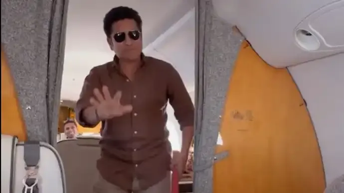 Sachin Tendulkar Plays Cricket on Private Jet, Challenges Daughter Sara in Viral Family Video