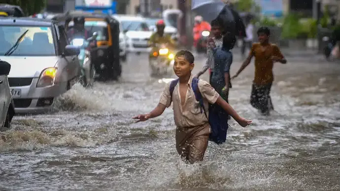 Heavy Rain Lashes Mumbai, Over 200 mm Rainfall Causes Waterlogging and Train Delays