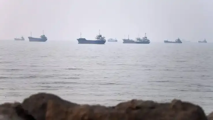 US Strikes Iran After Hormuz Ship Attacks, Tehran Retaliates as Regional Tensions Escalate
