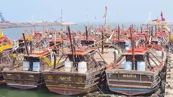 Andhra Govt Announces ₹10 Lakh Ex-Gratia for Families of Missing Visakhapatnam Fishermen