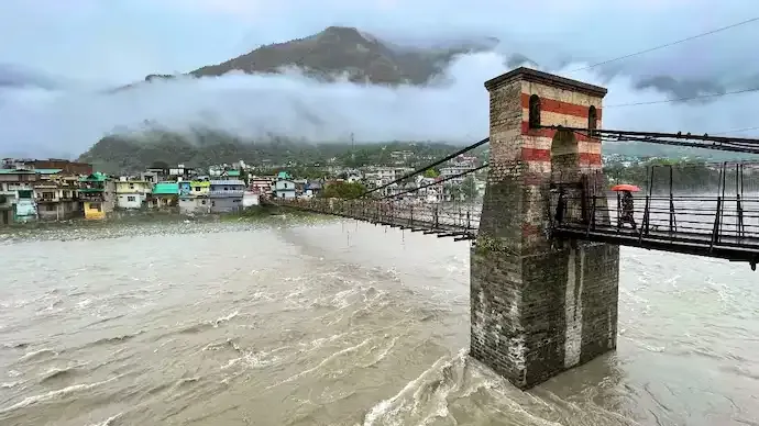 Himachal Pradesh on Red Alert as Heavy Rain Forces School Closures, Flash Flood Disrupts Border Route