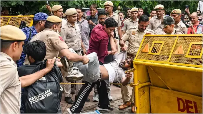 93 Retired Civil Servants Seek Judicial Probe Into Delhi Police Action During Student Protests