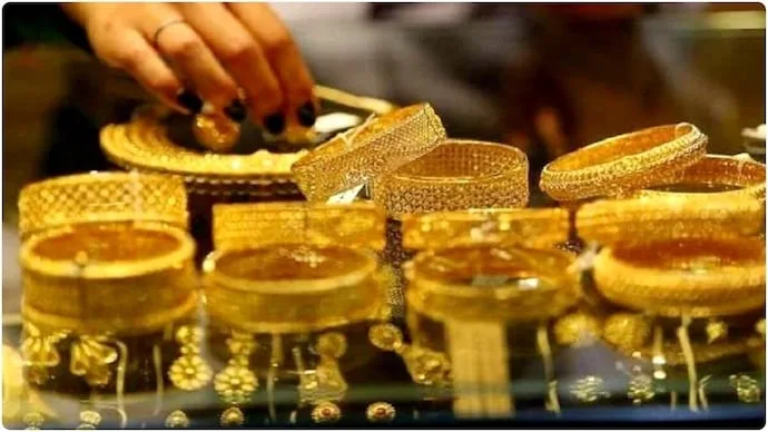 MCX gold price falls towards Rs 1.46 lakh amid stronger US dollar and rising bond yields
