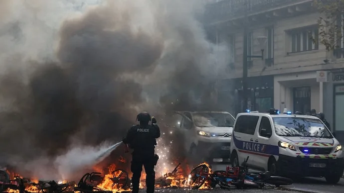Protests in France referenced by the Delhi High Court during the hearing involving CJP leaders Saurav Das and Ashutosh Ranka