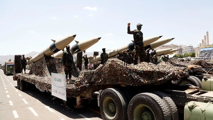 Houthi missiles displayed during a military parade in Sanaa, Yemen, illustrating the group’s expanding missile and drone capabilities.