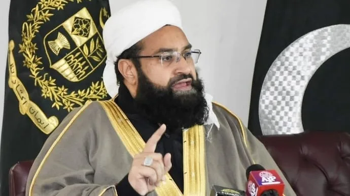 Pakistani cleric Tahir Ashrafi speaks at an Islamic conference in Medina