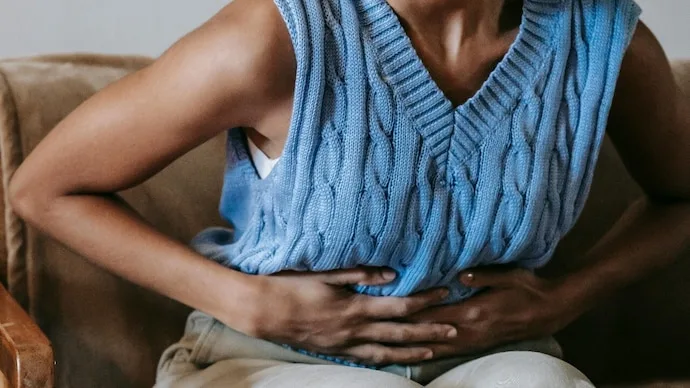 Late-night eating and sleeping habits that may contribute to acid reflux and night-time acidity.