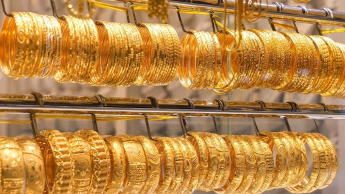 Gold jewellery and silver representing the sharp decline in India’s precious metal imports in September 2026.